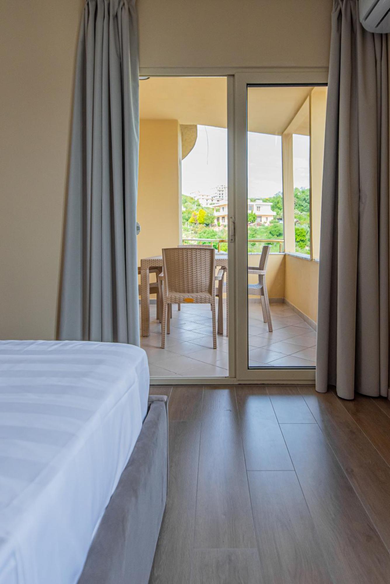 Aparthotel Eda Durrës Esterno foto
