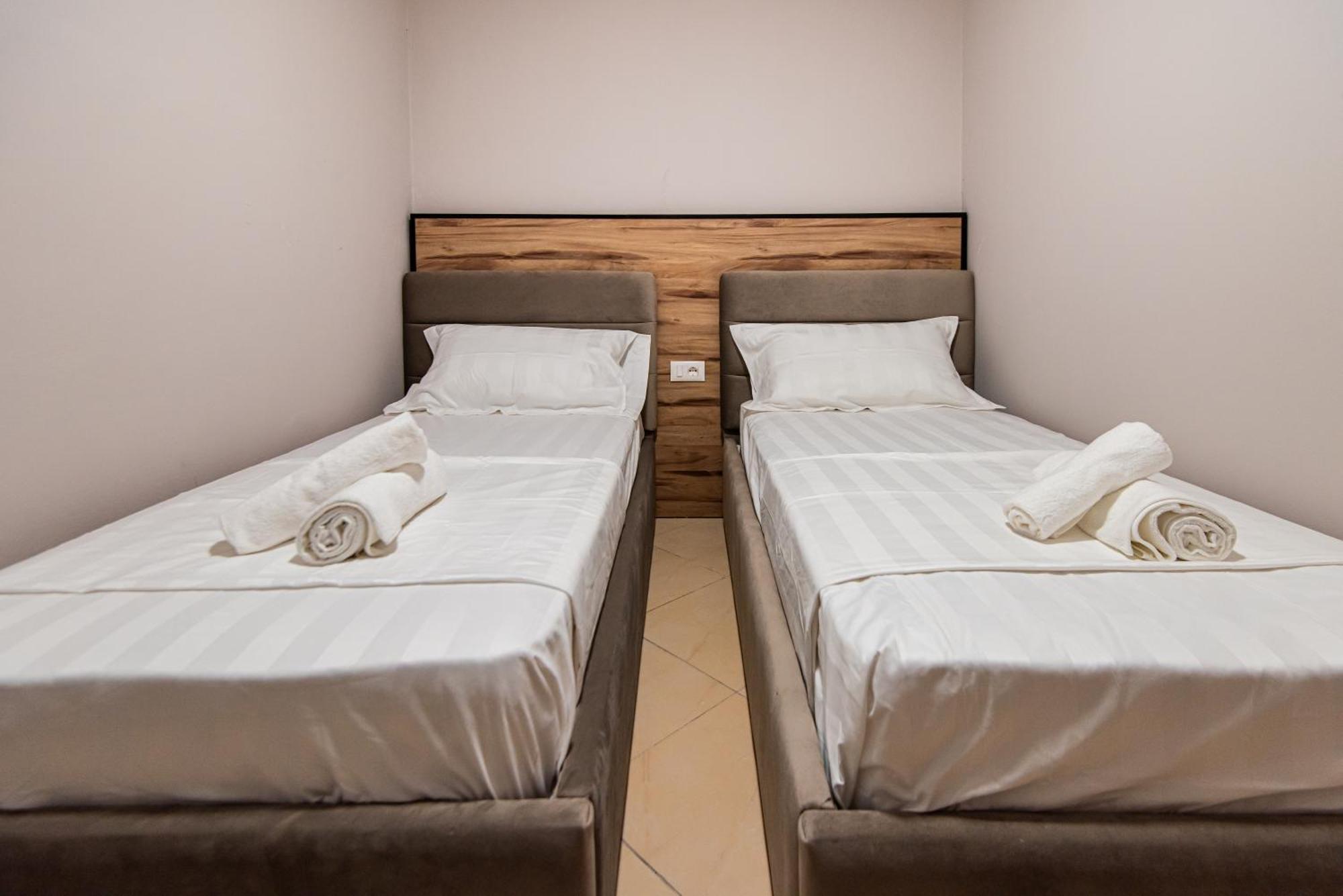 Aparthotel Eda Durrës Esterno foto