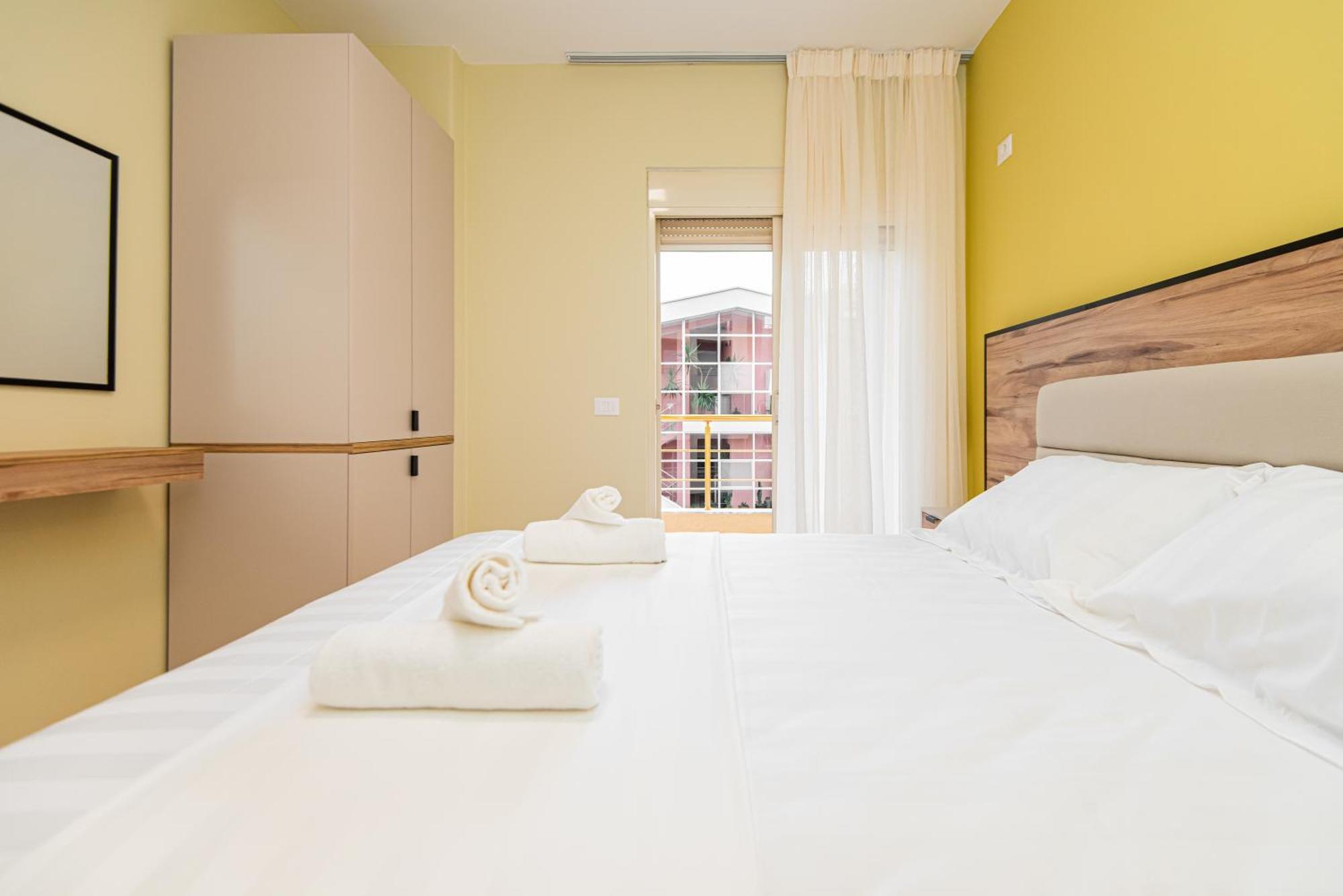 Aparthotel Eda Durrës Esterno foto